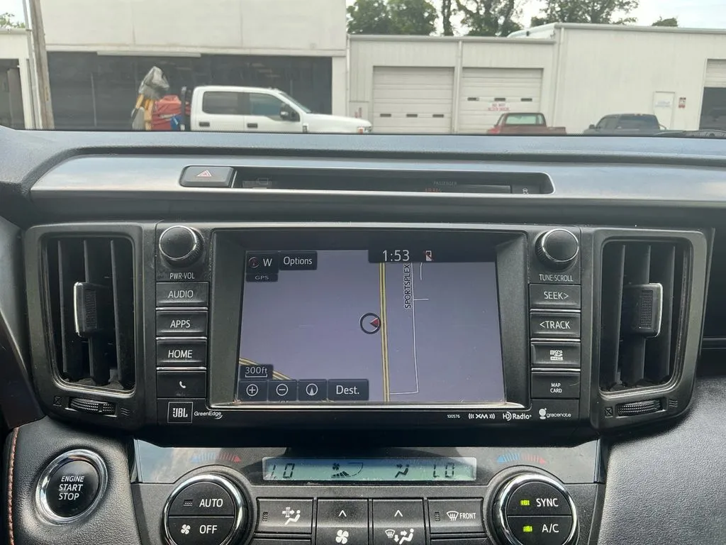 2016 Toyota RAV4 SE thumbnail 26