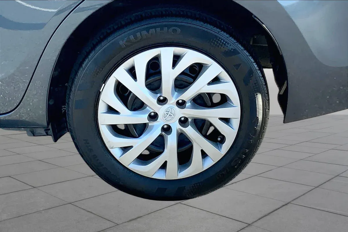 2017 Toyota Corolla LE thumbnail 10