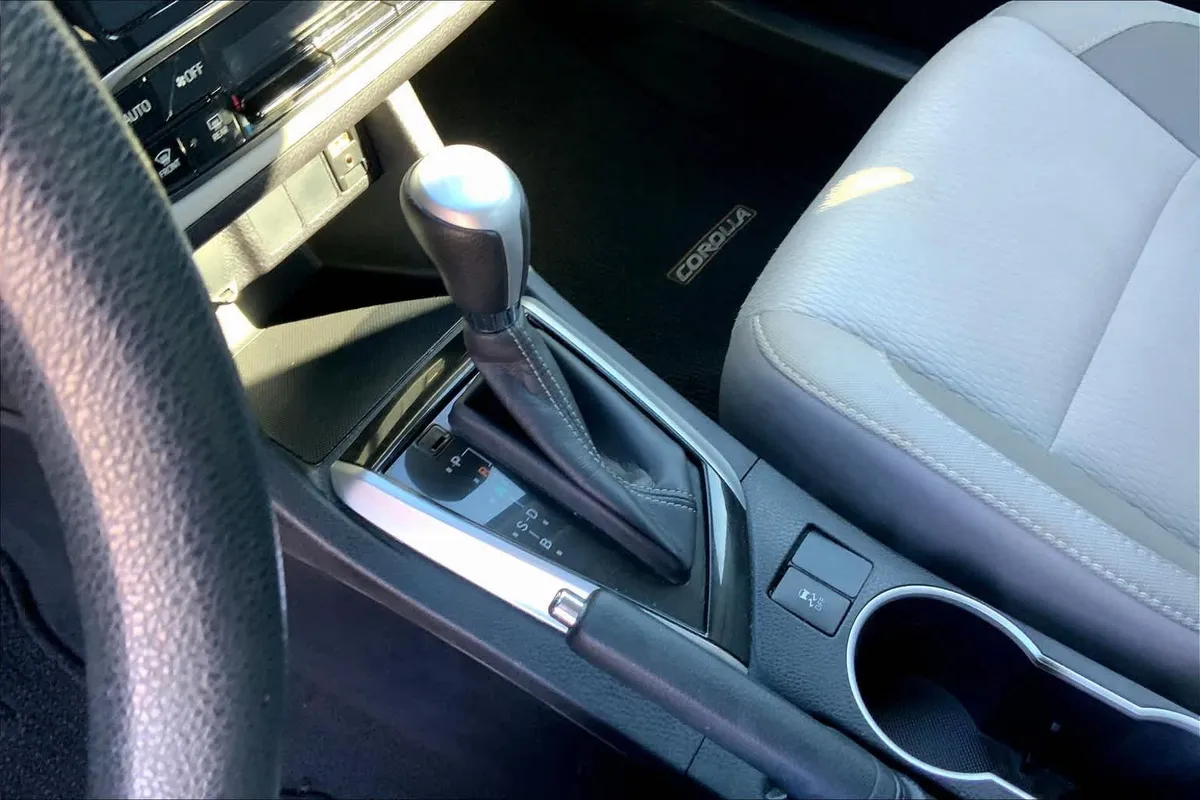 2017 Toyota Corolla LE thumbnail 15