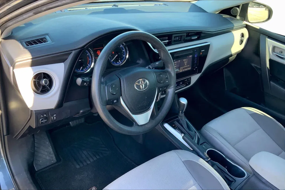 2017 Toyota Corolla LE thumbnail 16