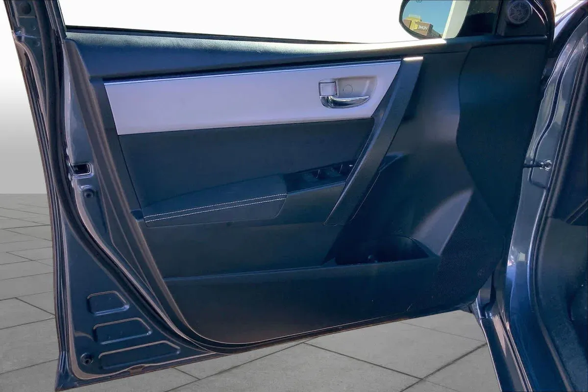 2017 Toyota Corolla LE thumbnail 20