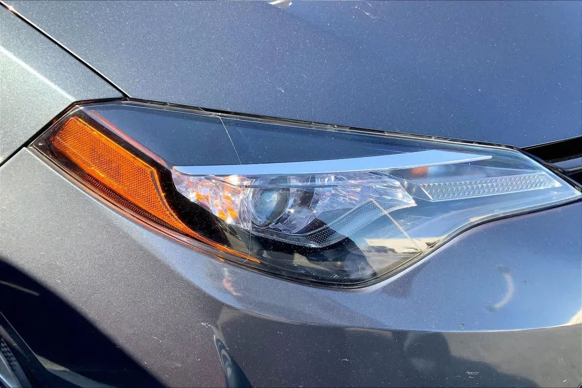 2017 Toyota Corolla LE thumbnail 25