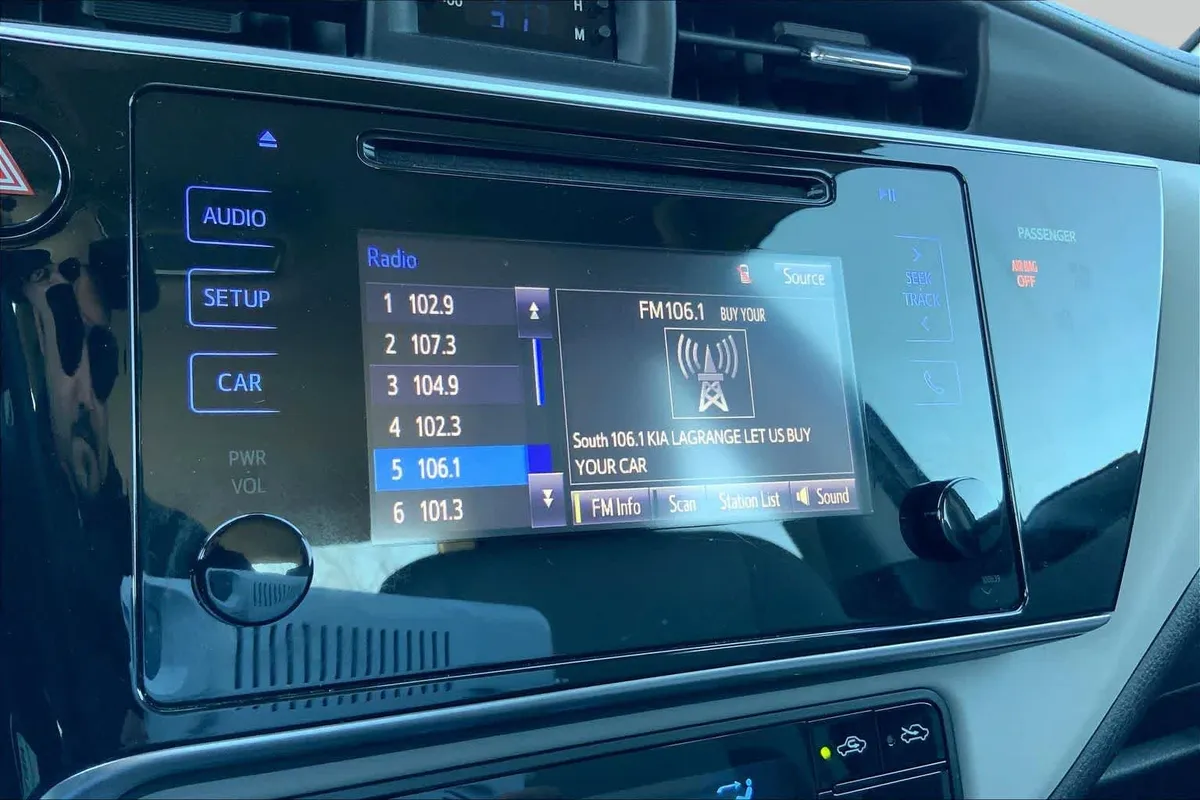 2017 Toyota Corolla LE thumbnail 27