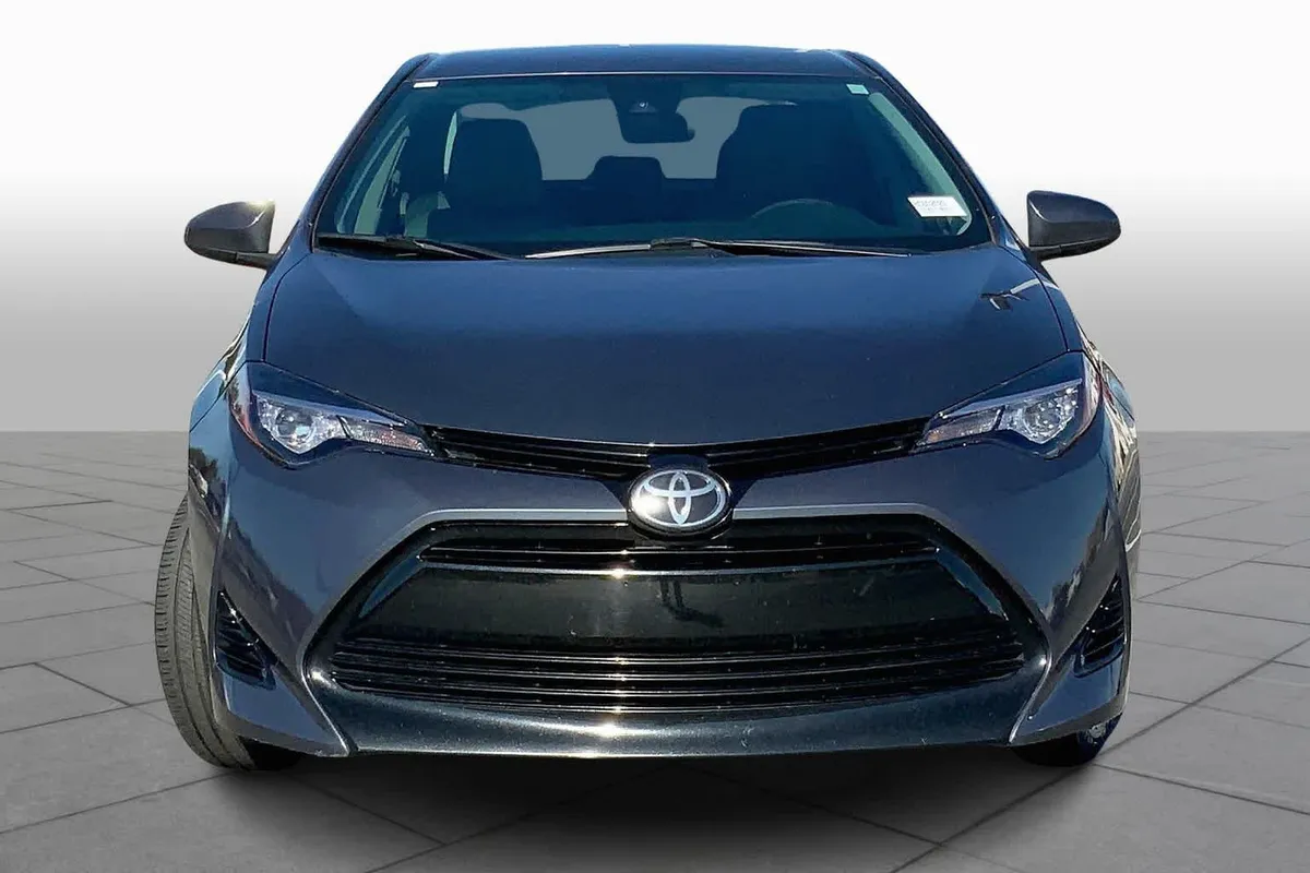 2017 Toyota Corolla LE thumbnail 3