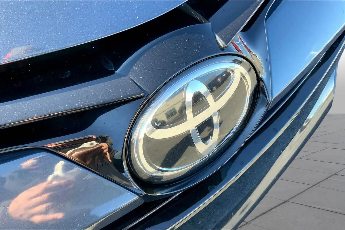 2017 Toyota Corolla LE thumbnail 30