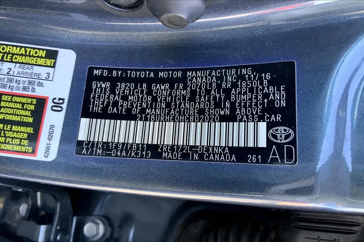 2017 Toyota Corolla LE thumbnail 32