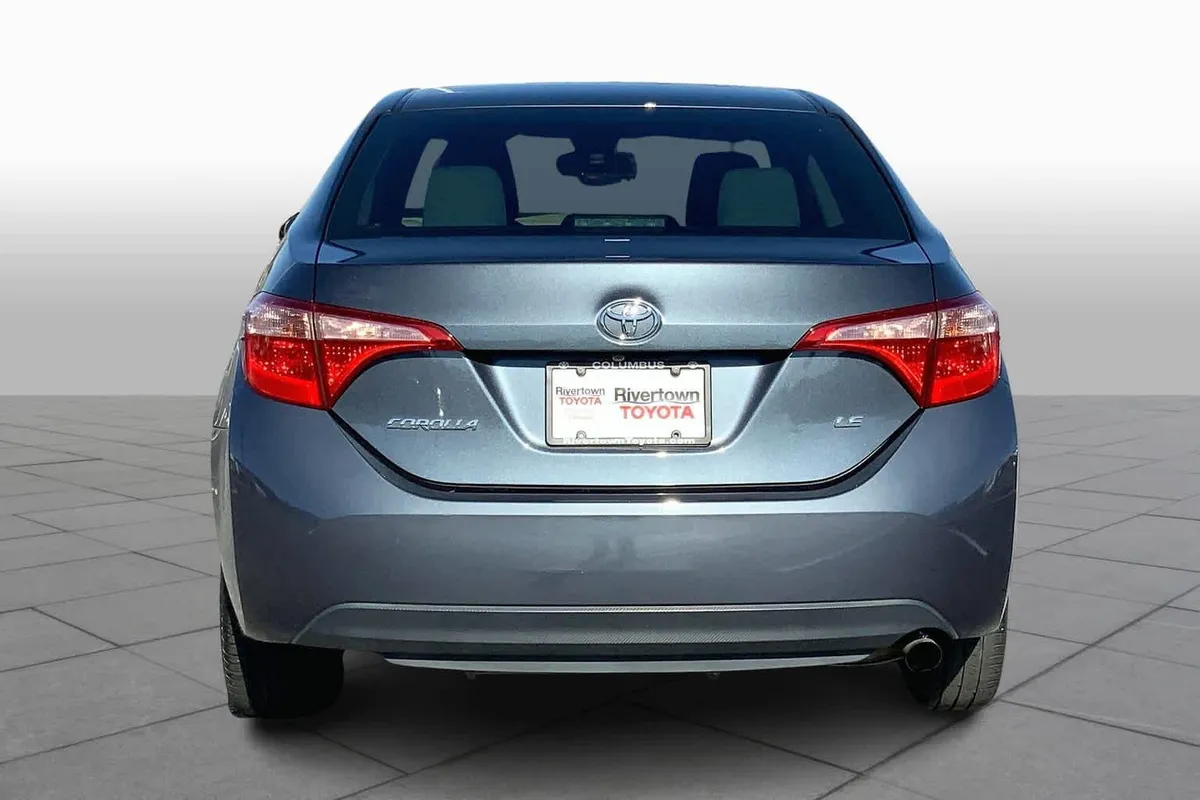 2017 Toyota Corolla LE thumbnail 4