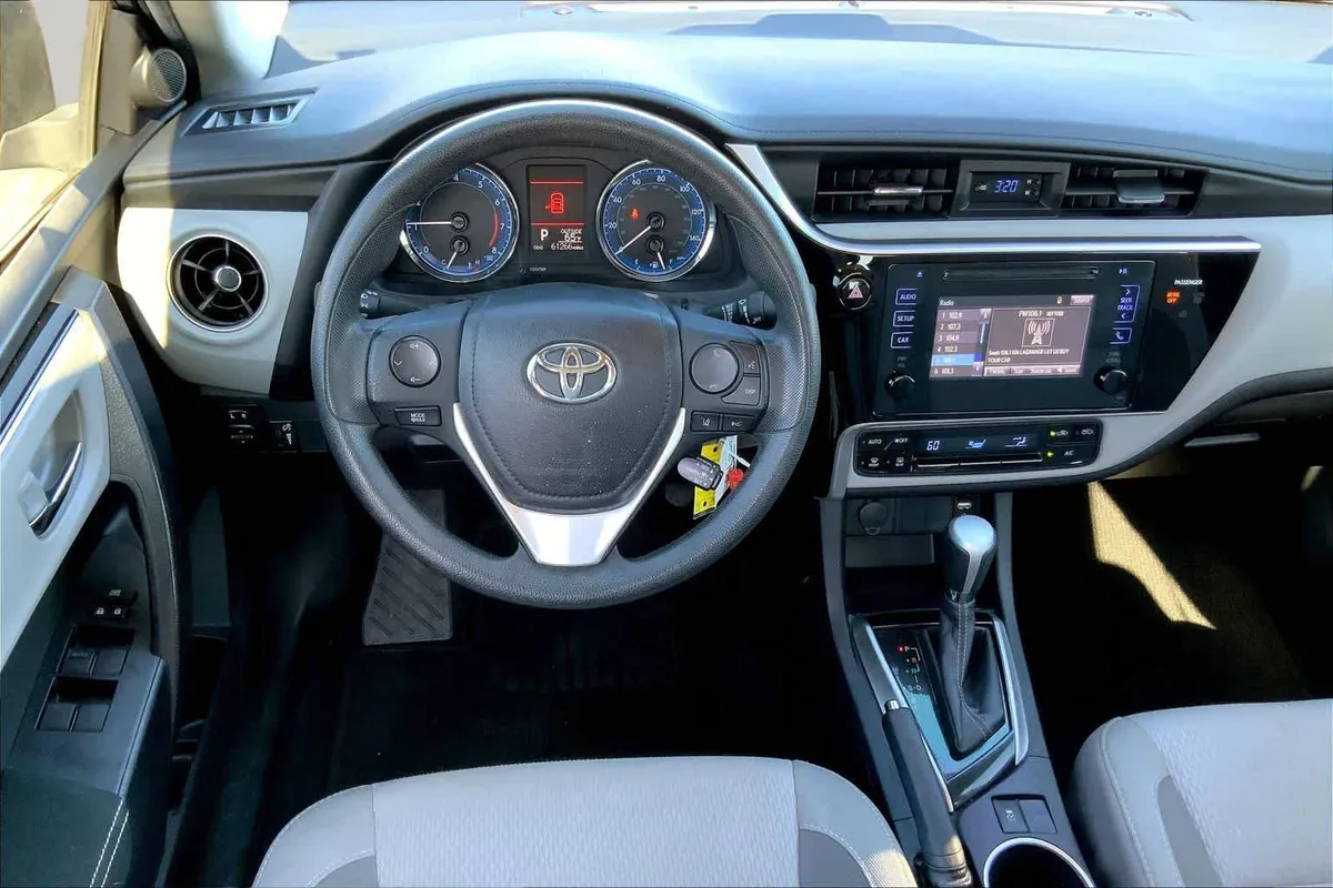 2017 Toyota Corolla LE thumbnail 5
