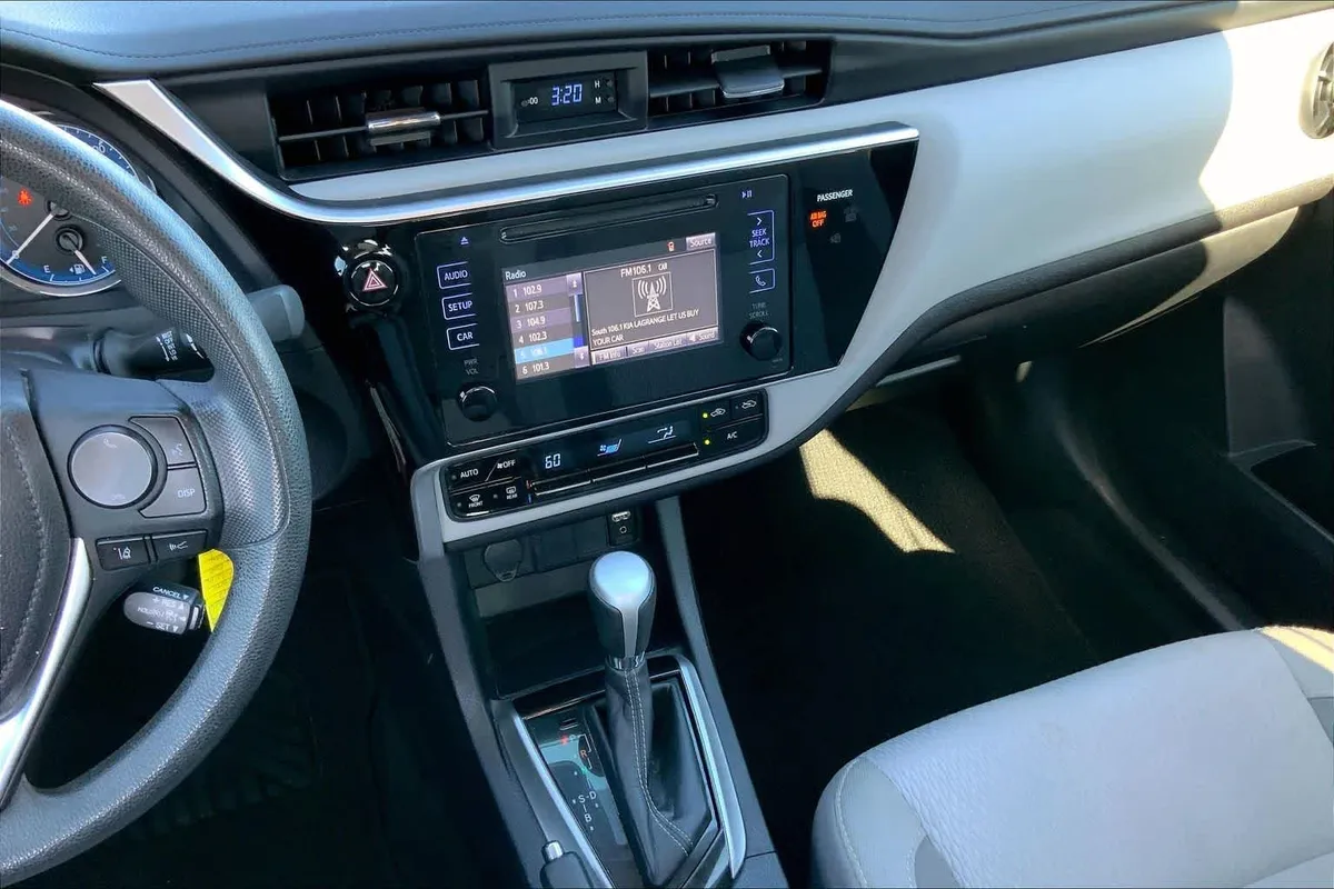 2017 Toyota Corolla LE thumbnail 6