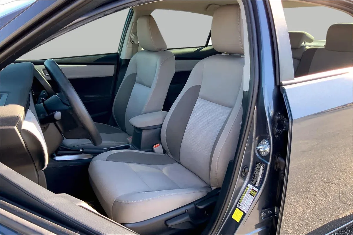 2017 Toyota Corolla LE thumbnail 7