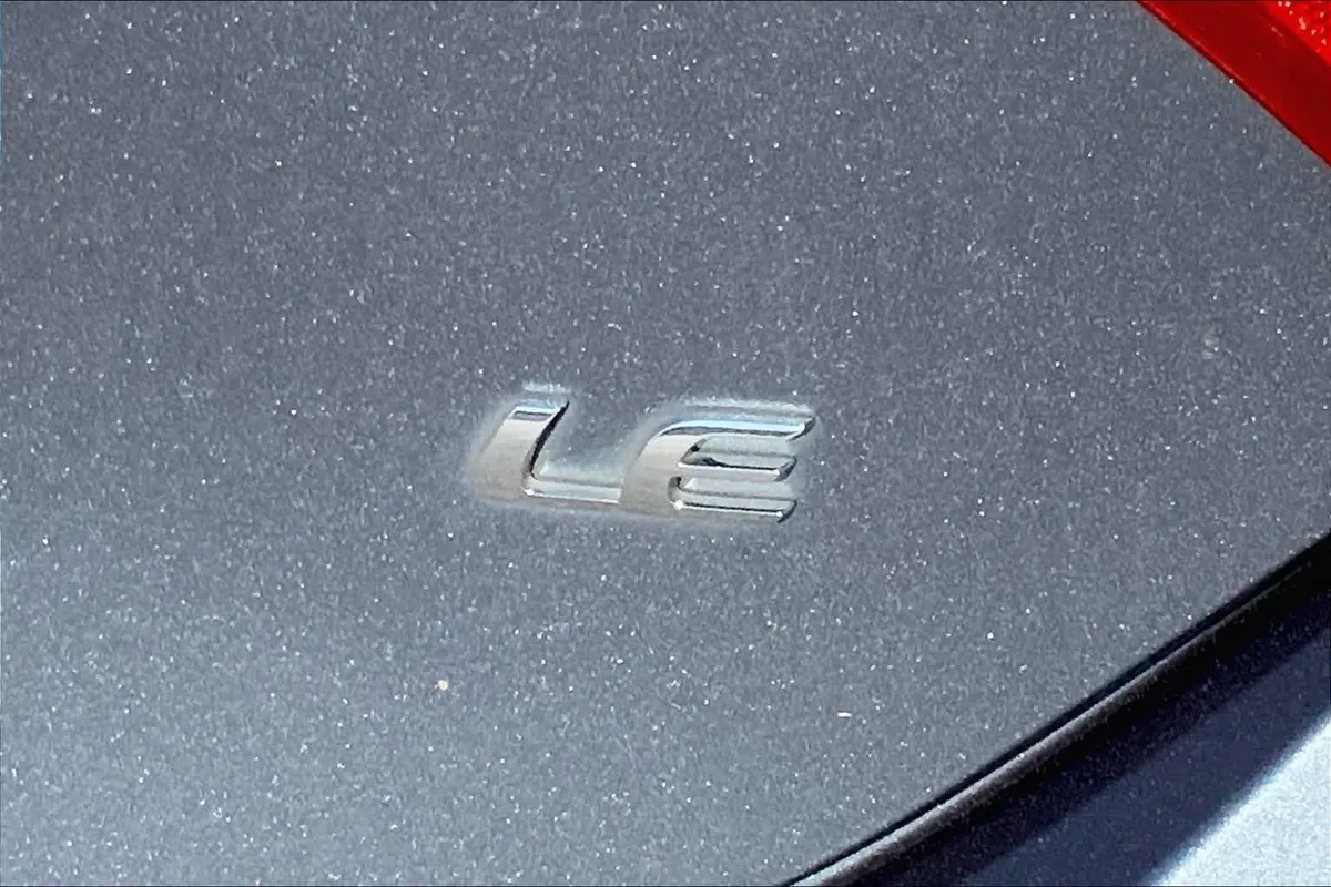 2017 Toyota Corolla LE thumbnail 9