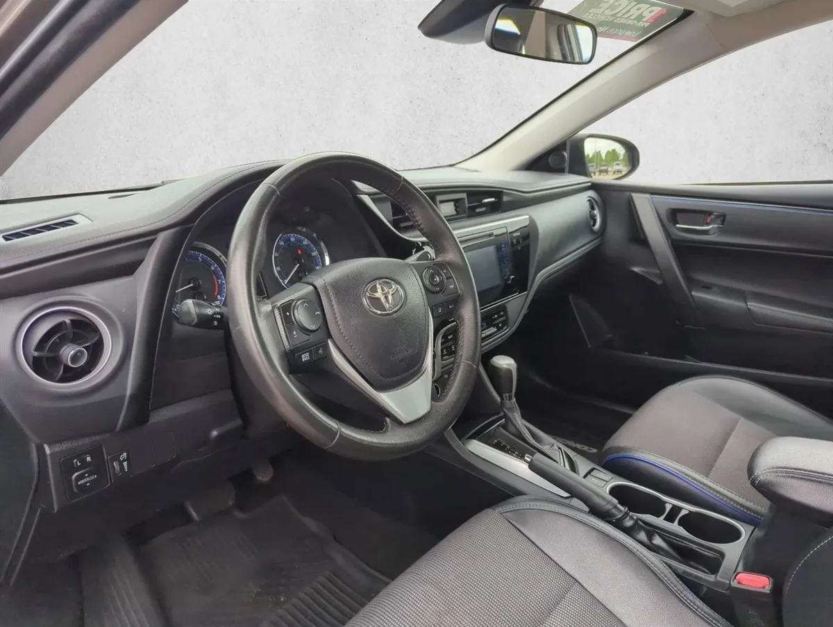 2017 Toyota Corolla SE thumbnail 10