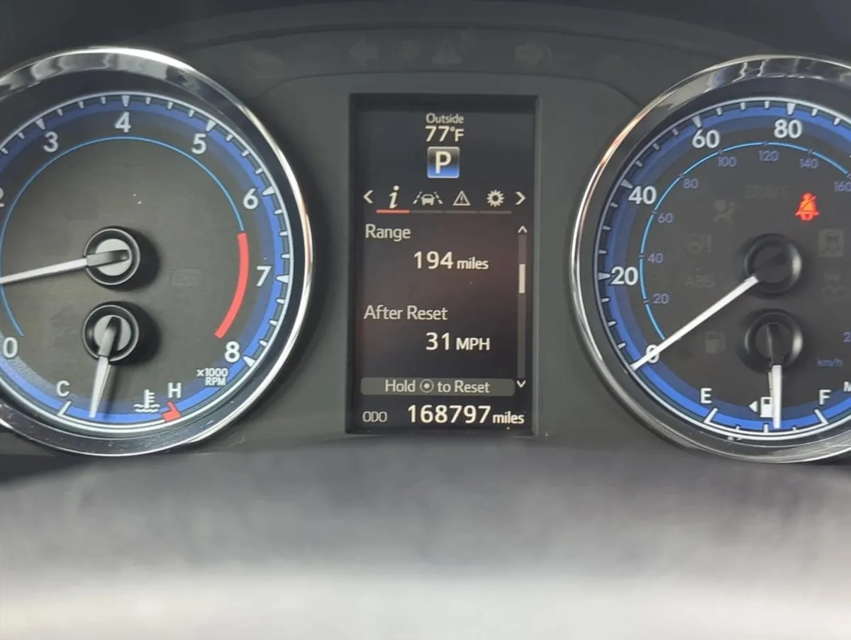 2017 Toyota Corolla SE thumbnail 11