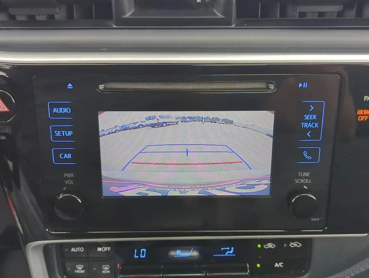 2017 Toyota Corolla SE thumbnail 13
