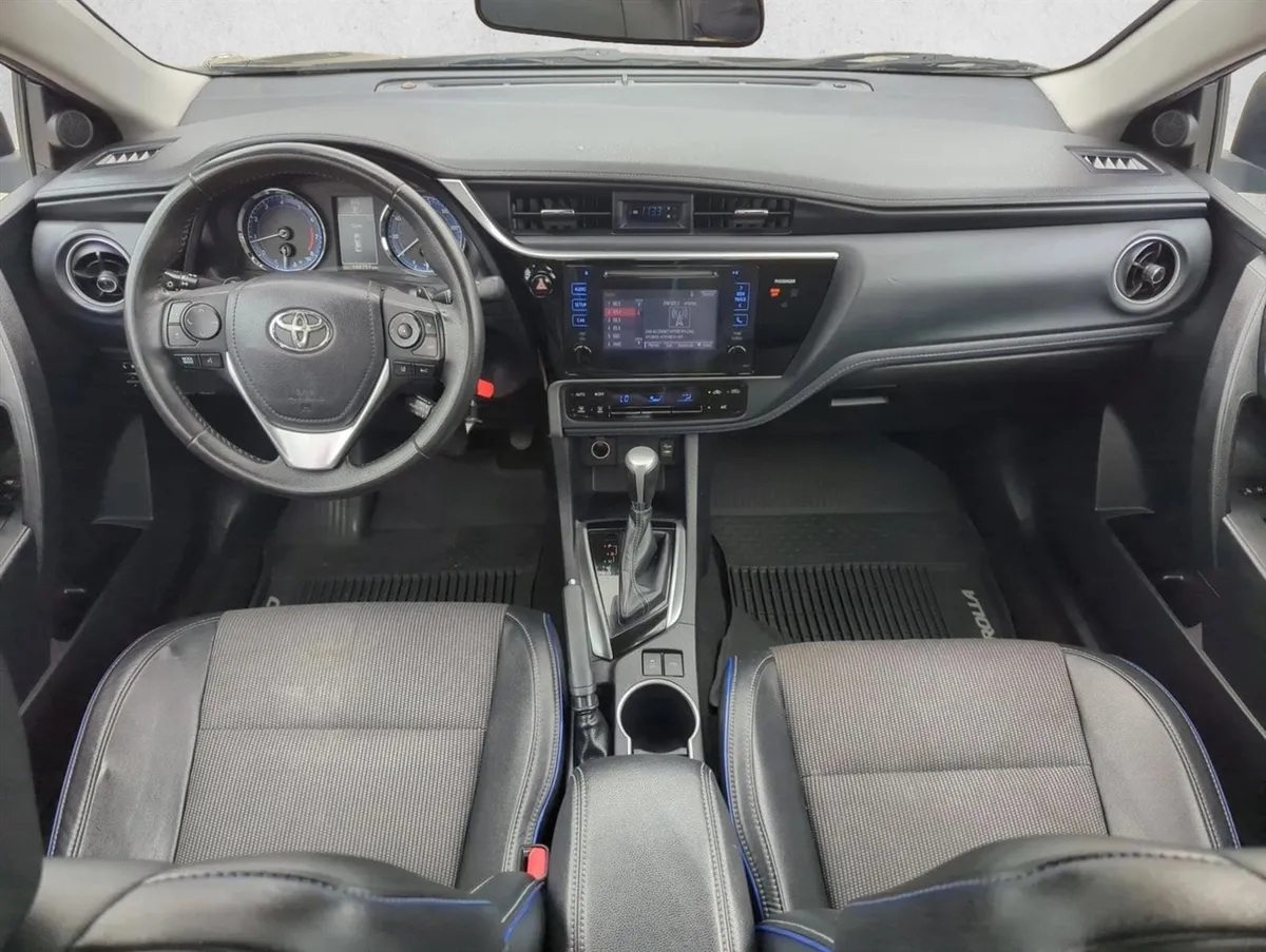 2017 Toyota Corolla SE thumbnail 16