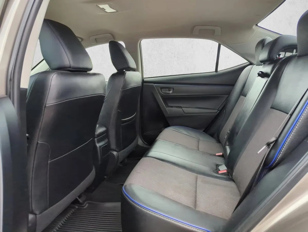 2017 Toyota Corolla SE thumbnail 17