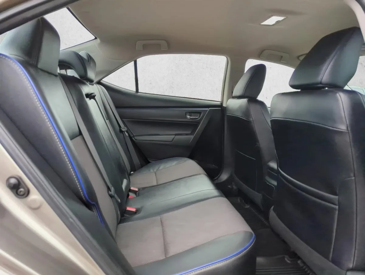 2017 Toyota Corolla SE thumbnail 18