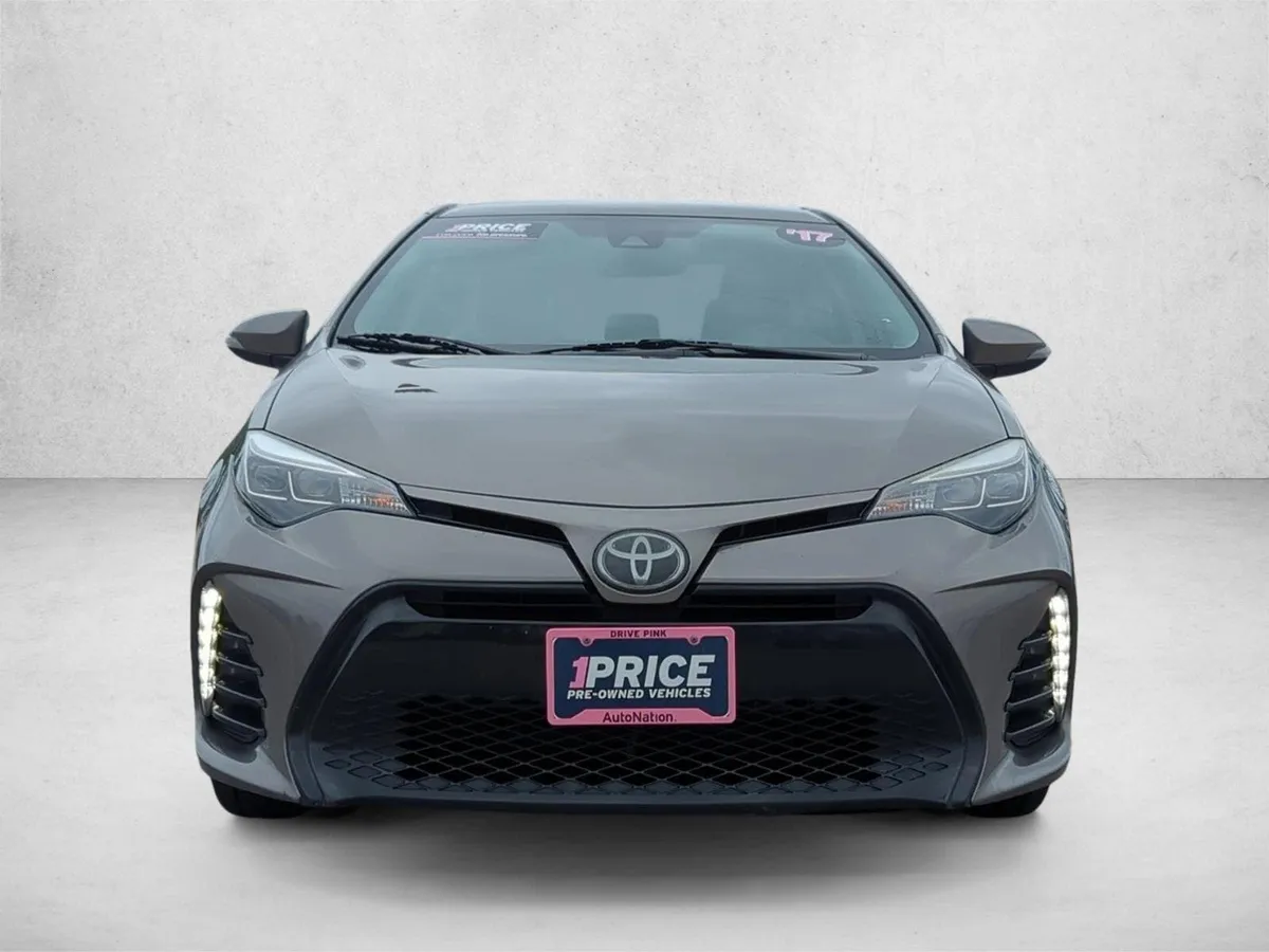 2017 Toyota Corolla SE thumbnail 2