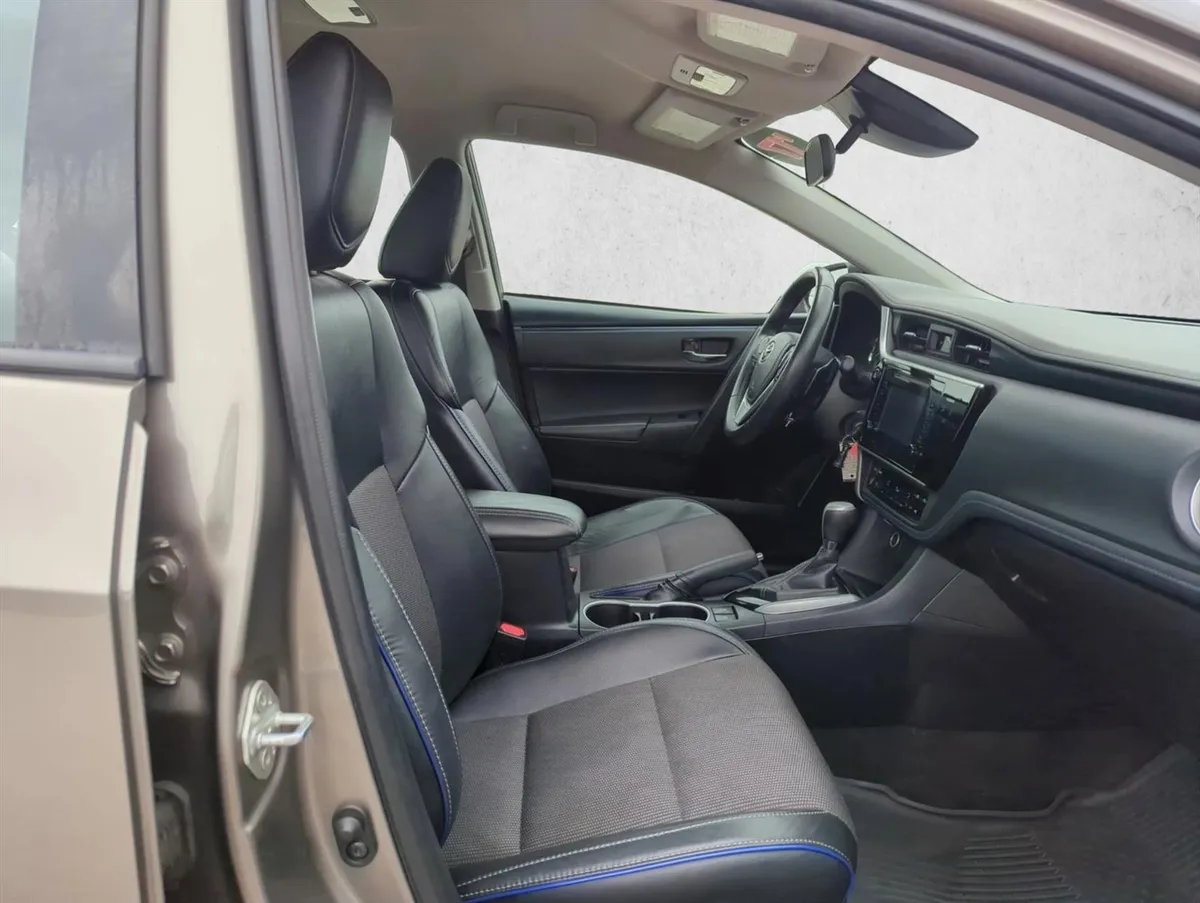 2017 Toyota Corolla SE thumbnail 20