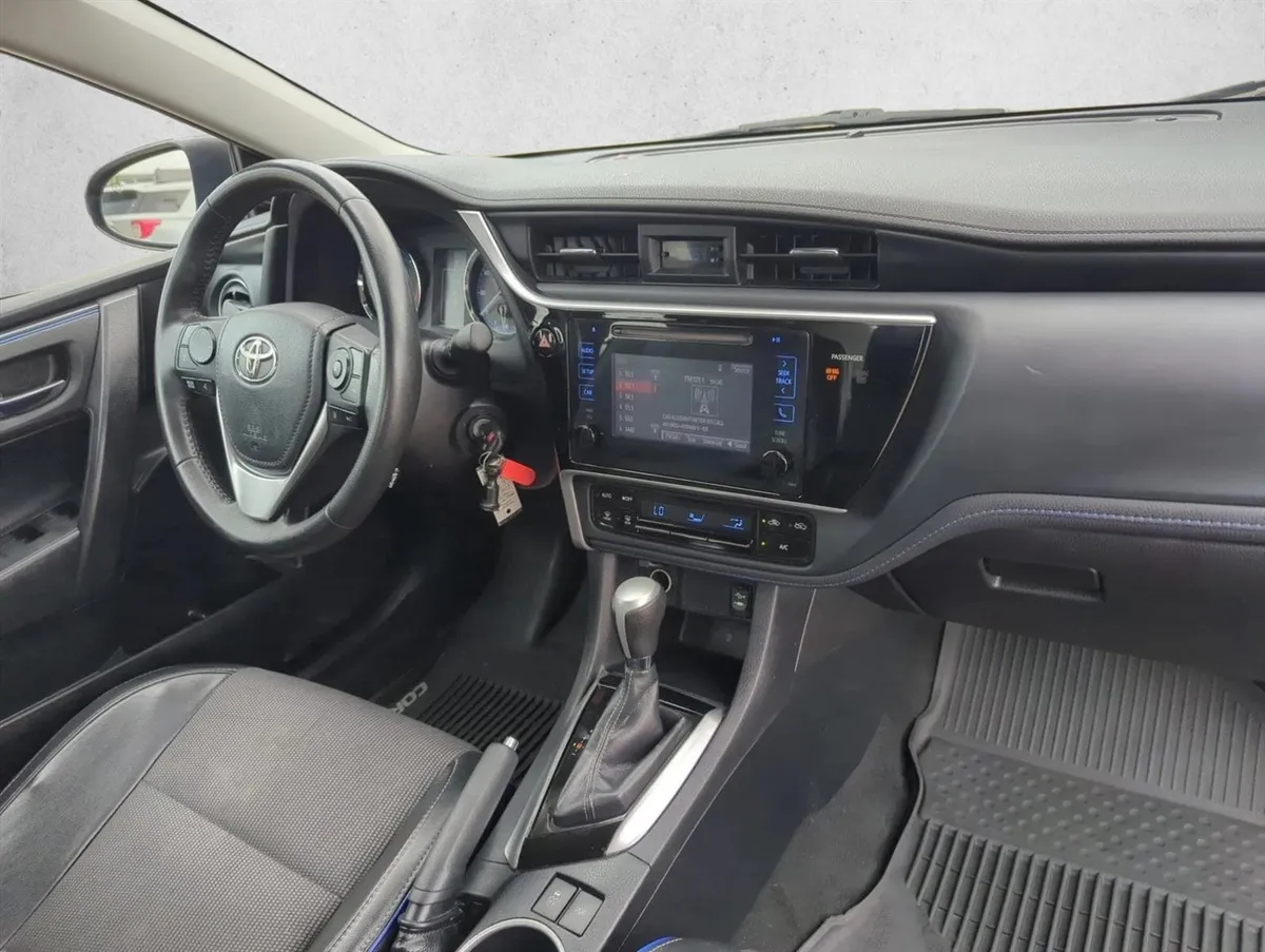 2017 Toyota Corolla SE thumbnail 21