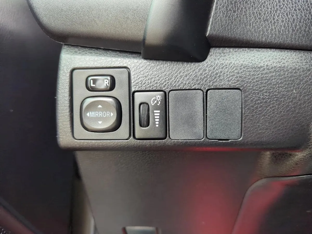 2017 Toyota Corolla SE thumbnail 24