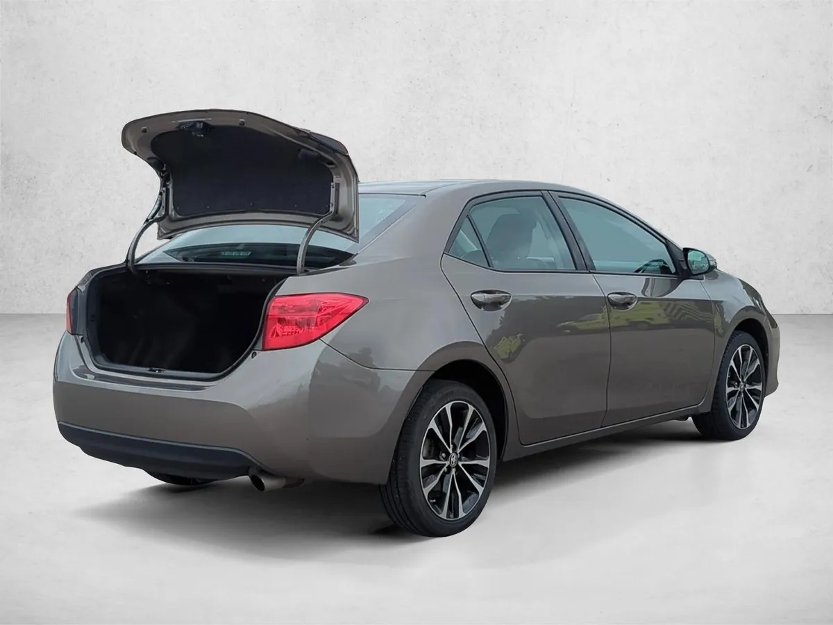 2017 Toyota Corolla SE thumbnail 5