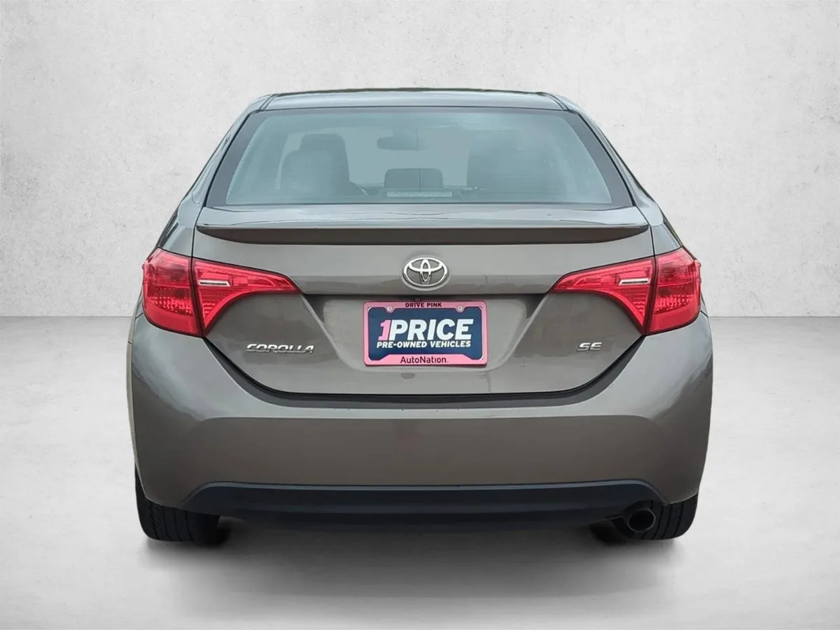 2017 Toyota Corolla SE thumbnail 7