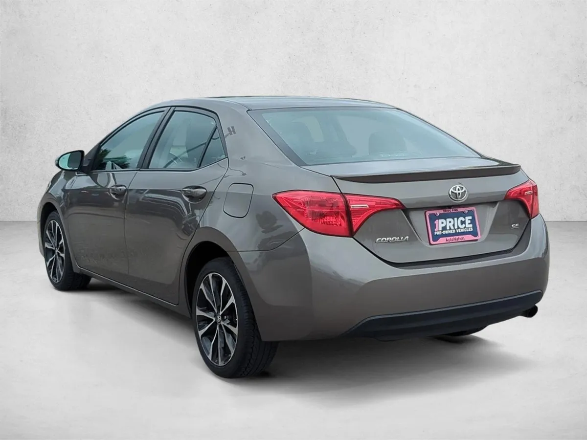 2017 Toyota Corolla SE thumbnail 9