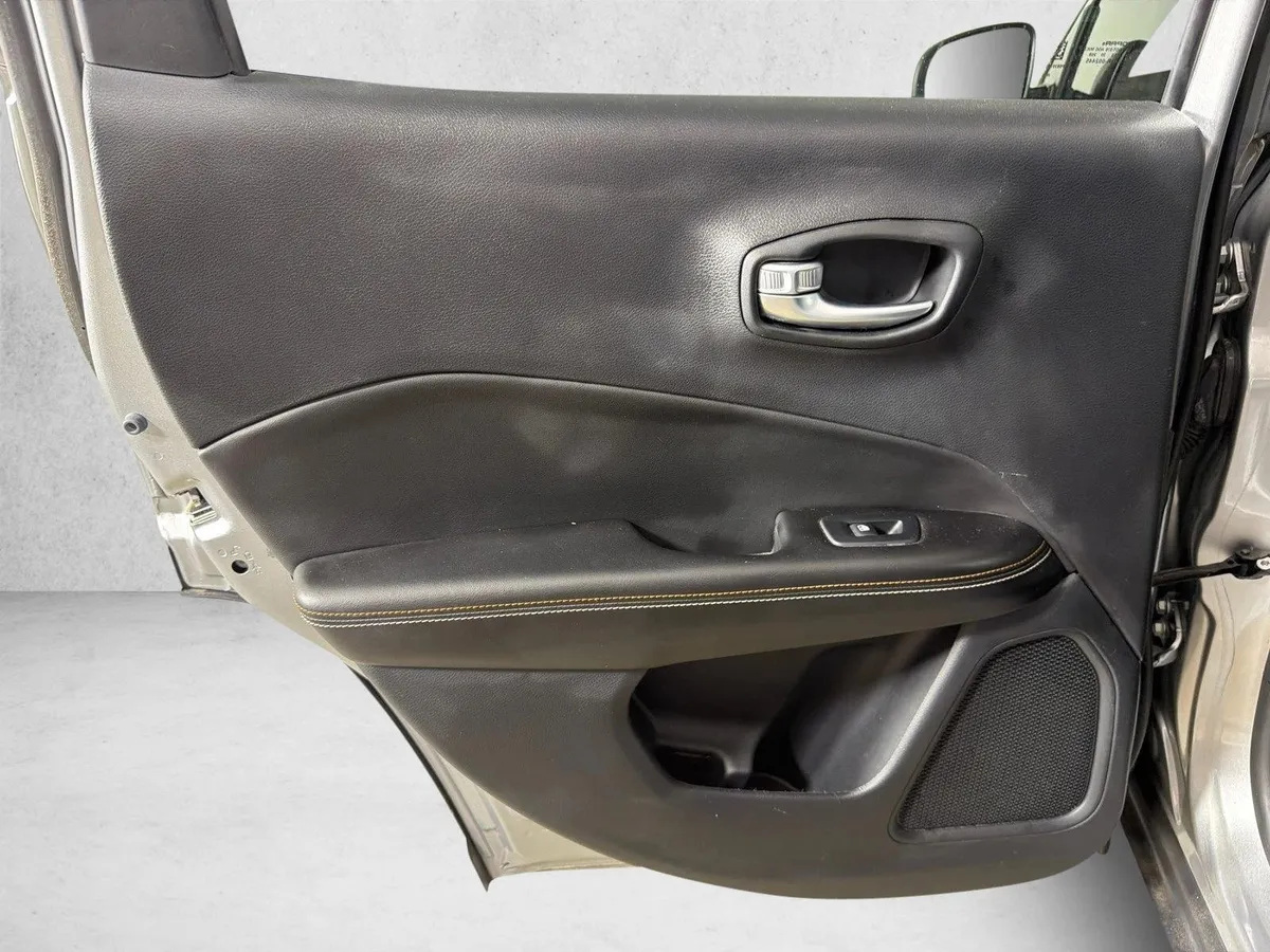 2021 Jeep Compass Latitude thumbnail 21