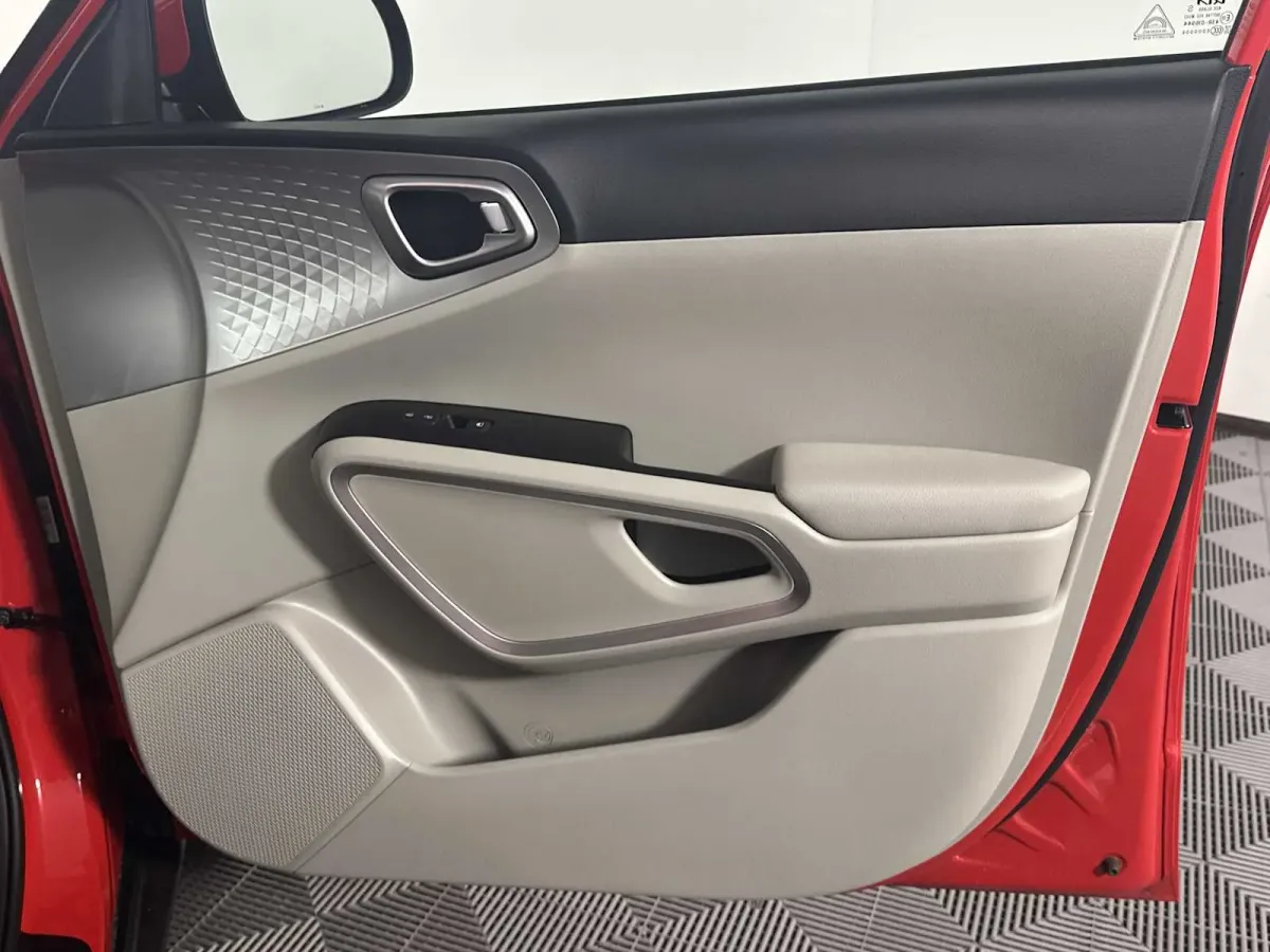 2023 Kia Soul LX thumbnail 18
