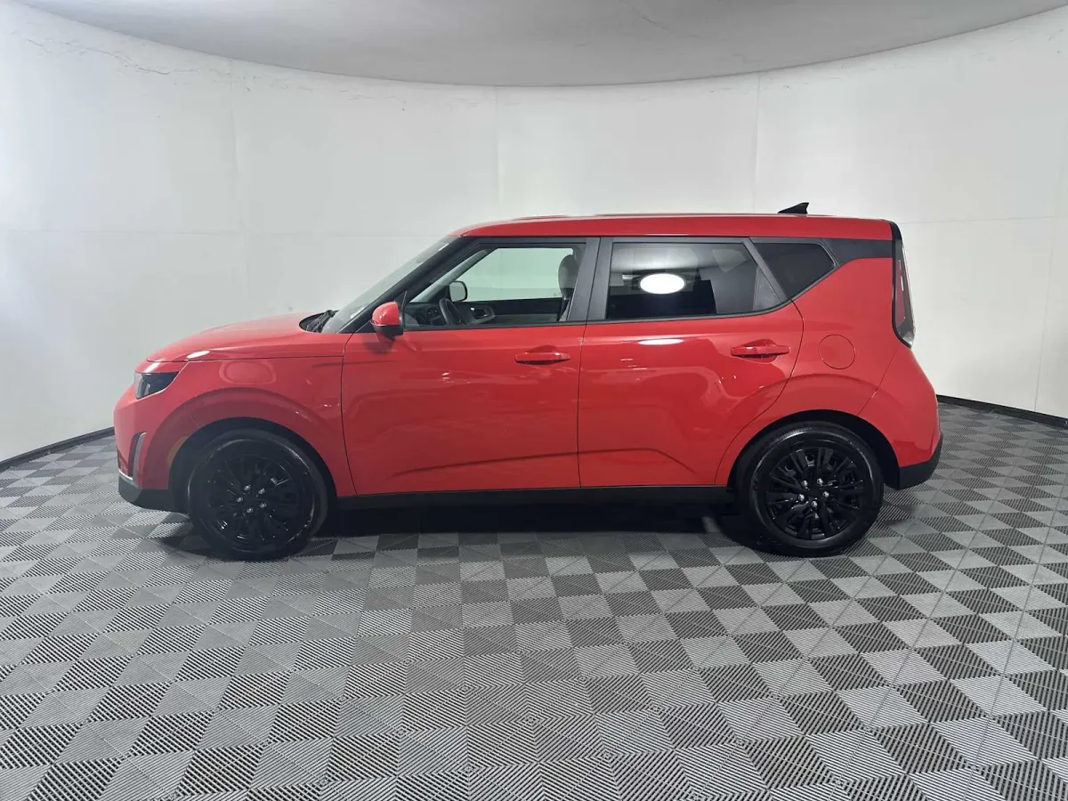 2023 Kia Soul LX thumbnail 4